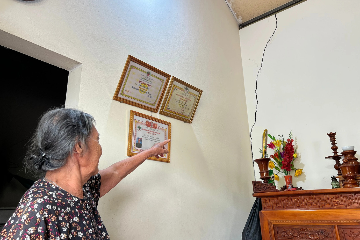 Nhiều hộ dân trên địa bàn huyện Ba Vì bị nứt do hoạt động khai thác cát. Nhiều hộ dân trên địa bàn huyện Ba Vì bị nứt do hoạt động khai thác cát.