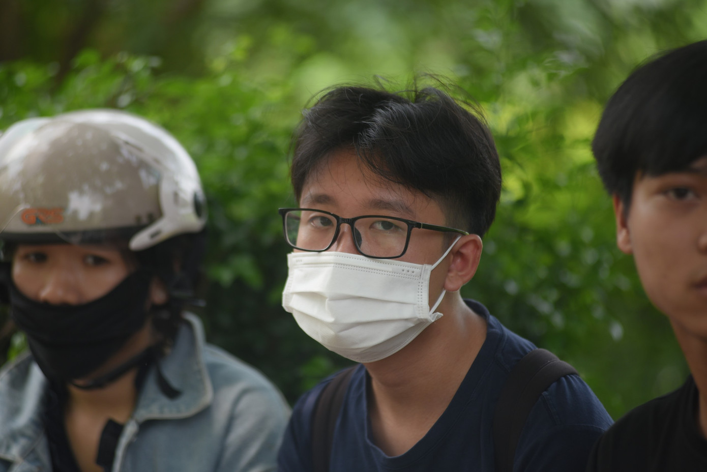 Vũ ngồi bên ngoài Nhà tang lễ quận Cầu Giấy chờ tin người thân.