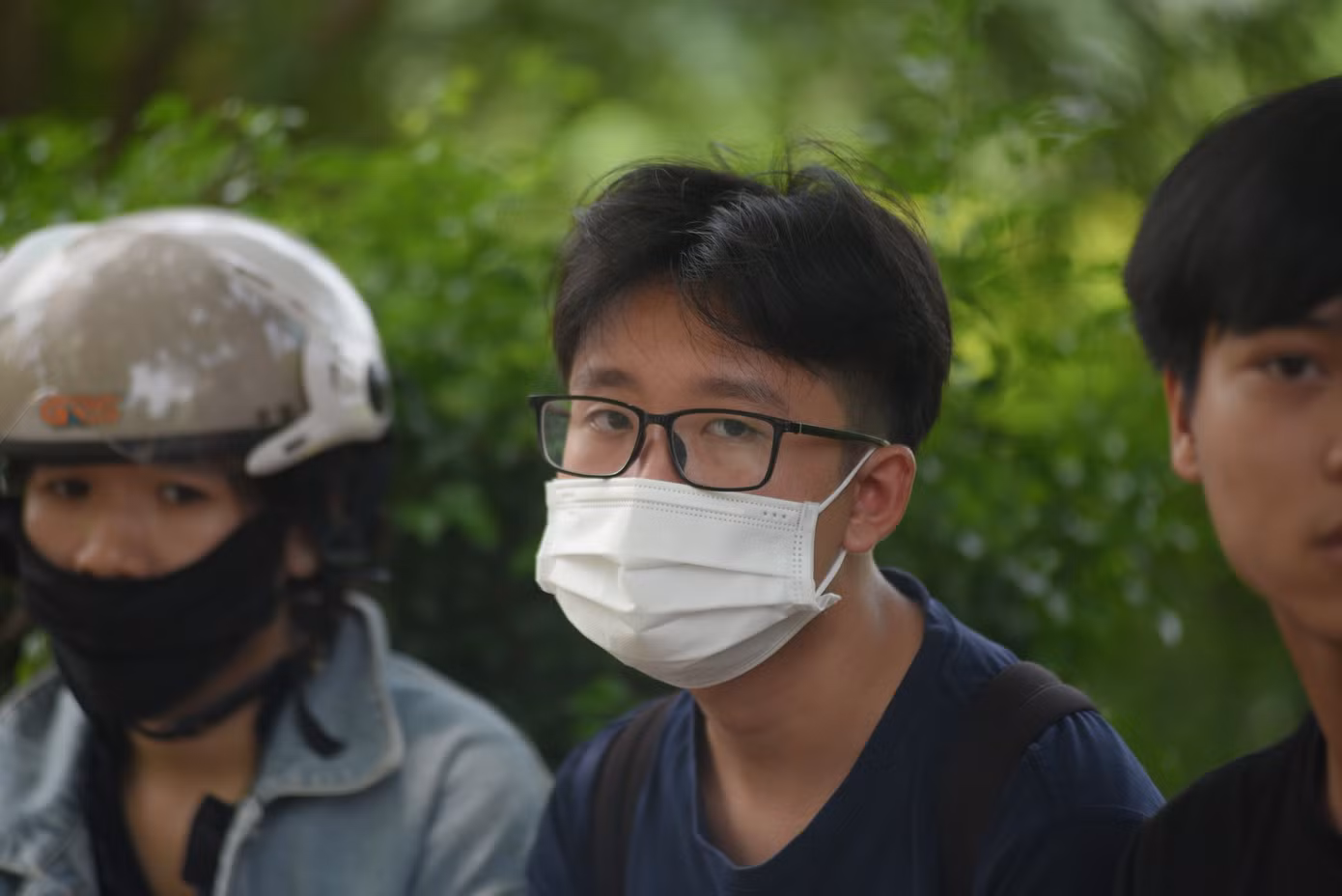 Vũ ngồi bên ngoài Nhà tang lễ quận Cầu Giấy chờ tin người thân. Vũ ngồi bên ngoài Nhà tang lễ quận Cầu Giấy chờ tin người thân.