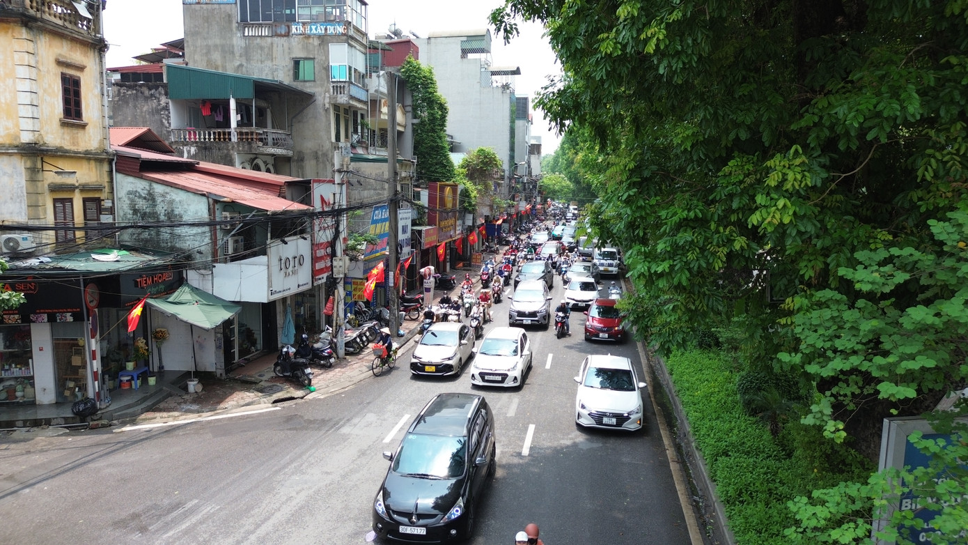 Các phương tiện lưu thông trên tuyến đường Láng theo chiều Ngã Tư Sở - Cầu Giấy. Các phương tiện lưu thông trên tuyến đường Láng theo chiều Ngã Tư Sở - Cầu Giấy.