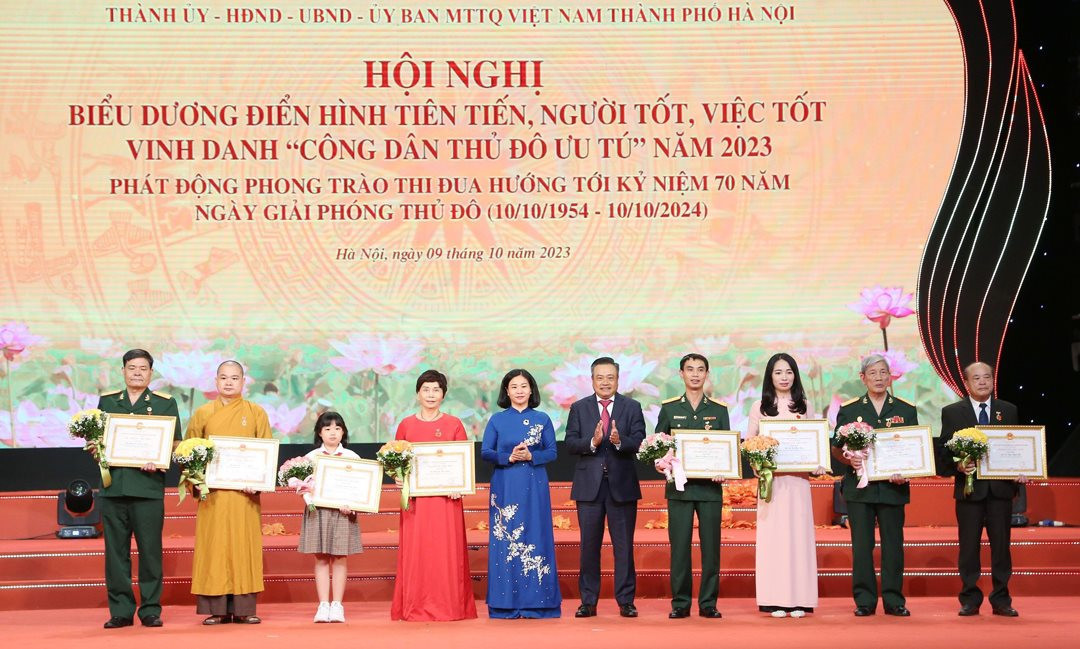Lãnh đạo thành phố Hà Nội trao Bằng khen người tốt, việc tốt năm 2023 Lãnh đạo thành phố Hà Nội trao Bằng khen người tốt, việc tốt năm 2023