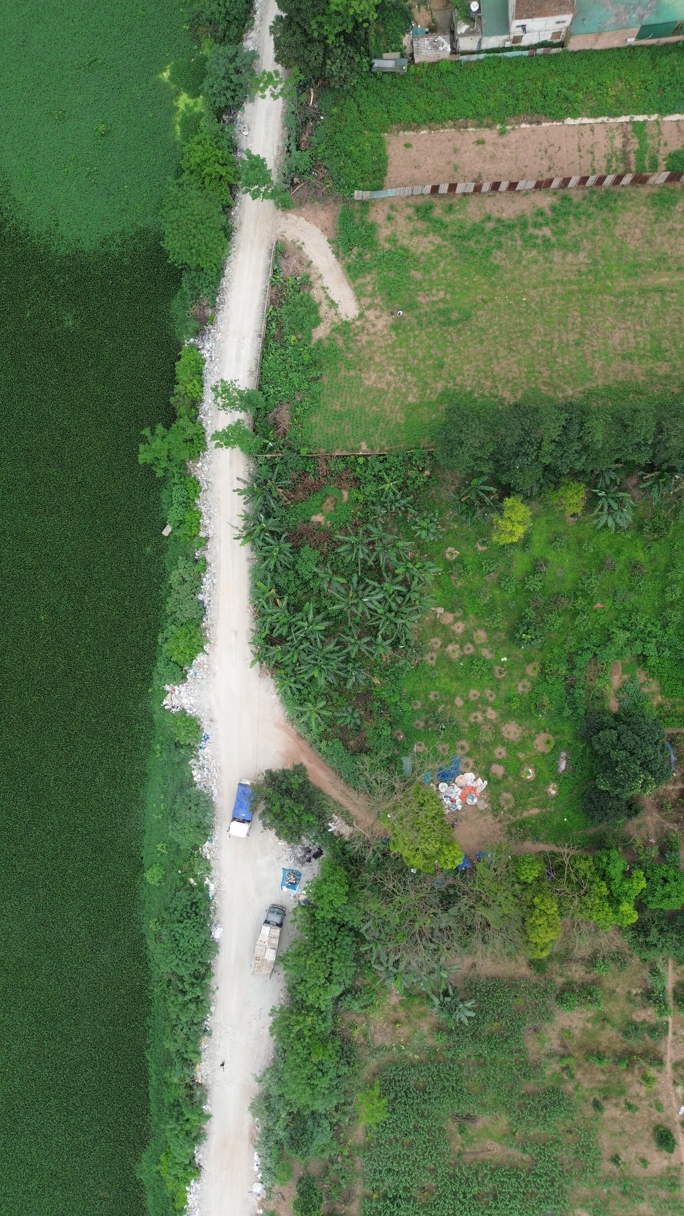 Hình hài con đường ven sông Đáy được đắp bằng trạc thải xây dựng. Xe chở trạc thải xây dựng "ầm ầm" cả ngày lẫn đêm.