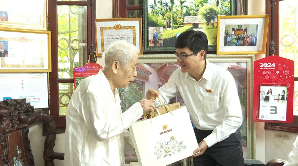 Đoàn đại biểu thành phố Hà Nội thăm, tặng quà ông Ngô Đức Bảo (xã Uy Nỗ, huyện Đông Anh).