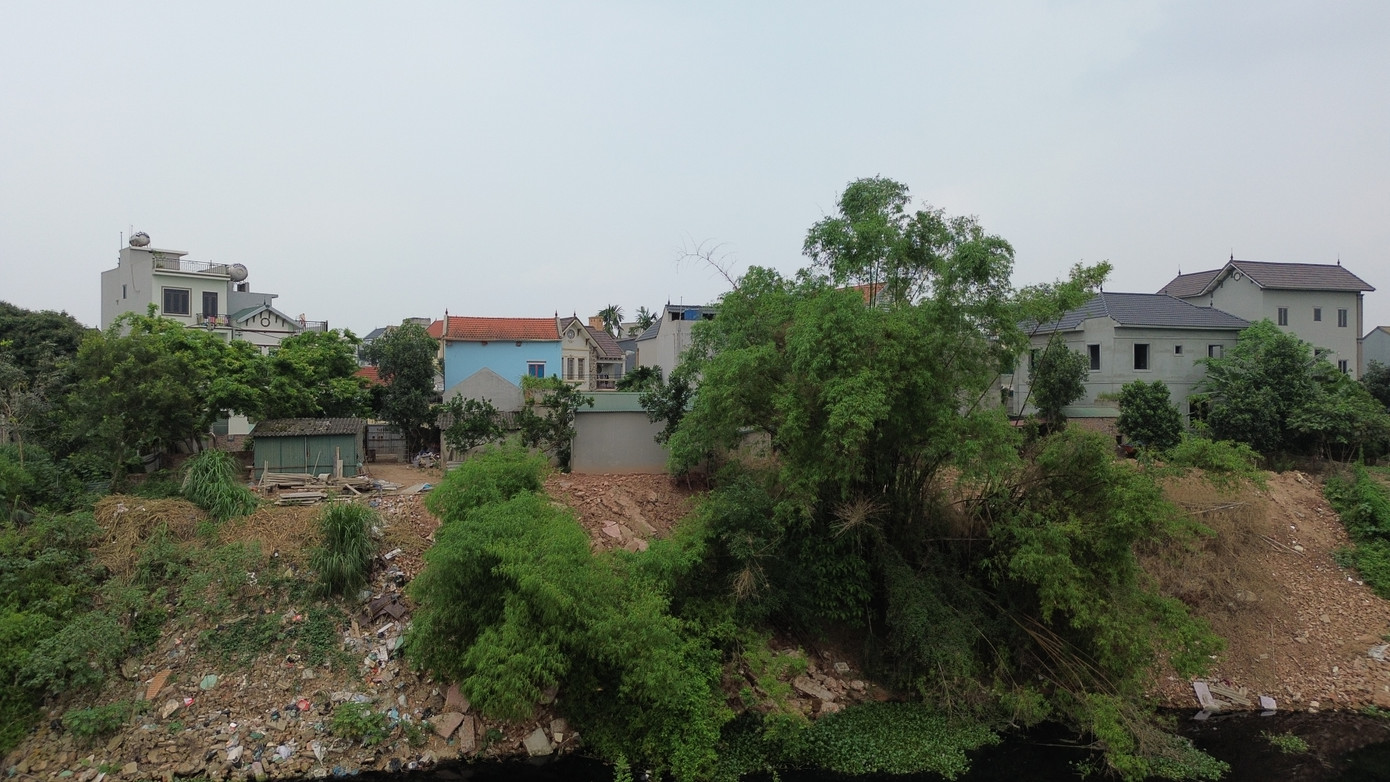 Cũng nằm trong ngõ 156A là bãi trạc thải được người dân đổ lấn sông Đáy từ 2-3 năm trước. Ngoài ra, xuôi theo cầu 72 (giáp ranh giữa xã Vân Côn và xã Cộng Hòa (huyện Quốc Oai) cũng có nhiều điểm đổ trạc thải lấn sông Đáy.