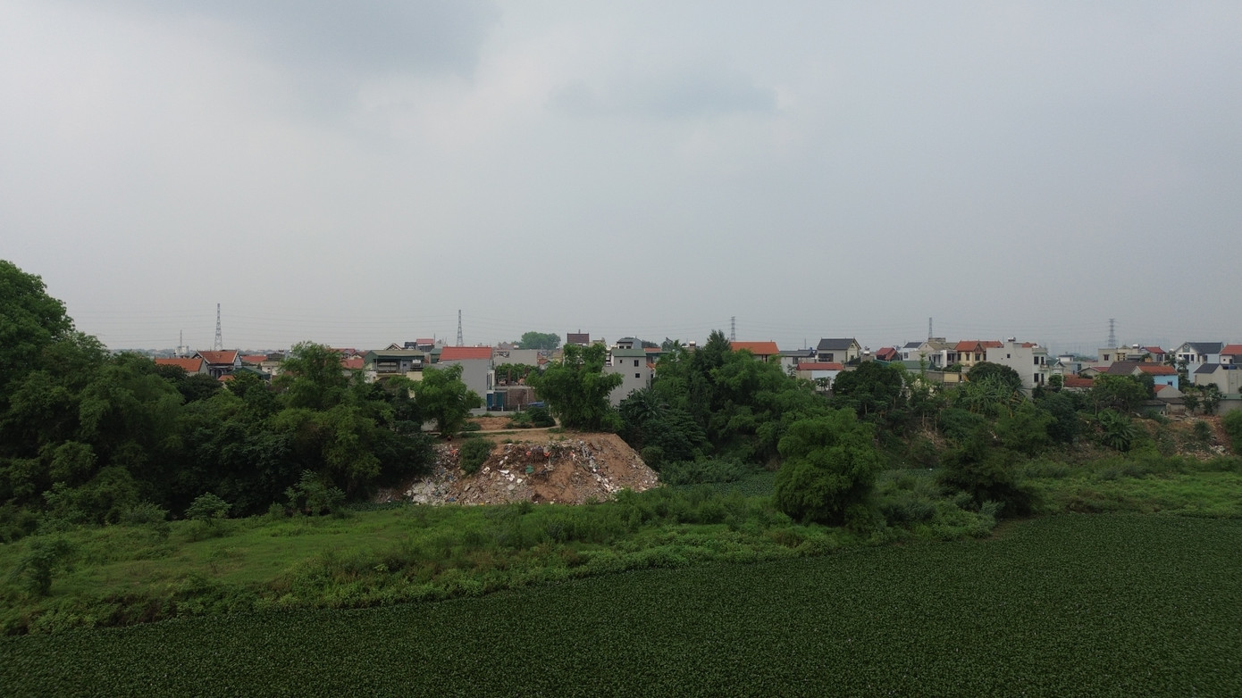 Từ trên cầu Sông Đáy đến xã Vân Côn có nhiều điểm đổ trạc thải xây dựng.