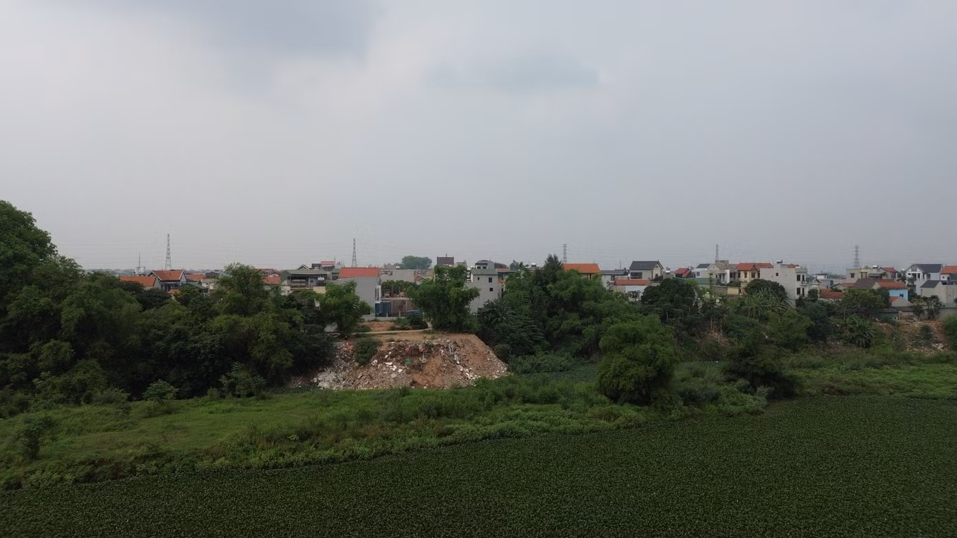 Từ trên cầu Sông Đáy đến xã Vân Côn có nhiều điểm đổ trạc thải xây dựng.