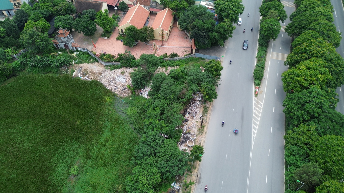 Ven hồ Song, đoạn giáp với Đại lộ Thăng Long cũng bị các đối tượng đổ trộm trạc thải. Hiện UBND phường Đại Mỗ cũng đã quây tôn khu vực này. Ven hồ Song, đoạn giáp với Đại lộ Thăng Long cũng bị các đối tượng đổ trộm trạc thải. Hiện UBND phường Đại Mỗ cũng đã quây tôn khu vực này.