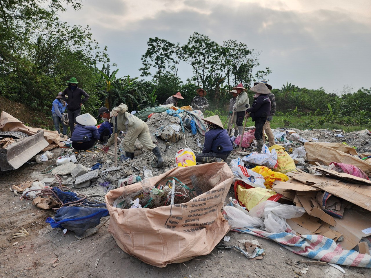 Chủ tịch UBND xã Cộng Hòa Vương Đắc Lập cho biết khoảng đầu tháng 4 ông cũng phát hiện xe chở trạc thải vào con đường này ban đêm nên yêu cầu công an và địa chính kiểm tra, xử lý. Tuy nhiên, sau đó ông không nhận được báo cáo cho đến khi phóng viên liên hệ làm việc.