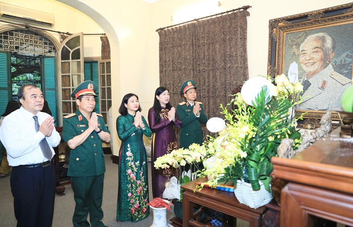 Đoàn lãnh đạo thành phố Hà Nội dâng hương, tưởng nhớ Đại tướng Võ Nguyên Giáp Đoàn lãnh đạo thành phố Hà Nội dâng hương, tưởng nhớ Đại tướng Võ Nguyên Giáp
