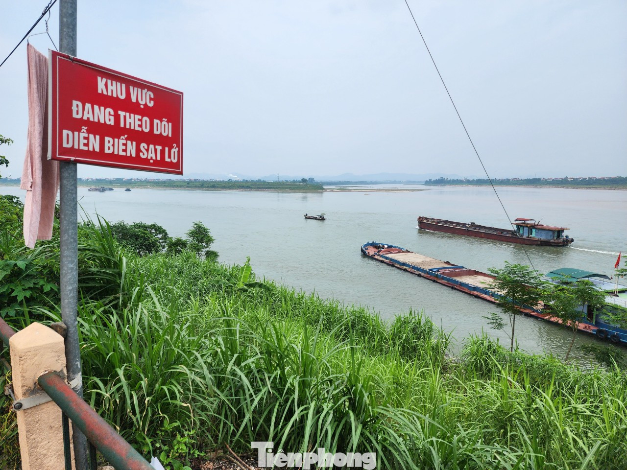 Khu vực đê Phong Vân (xã Phong Vân, huyện Ba Vì) bị sạt lở và chính quyền địa phương đã cắm biển cảnh báo. Khu vực đê Phong Vân (xã Phong Vân, huyện Ba Vì) bị sạt lở và chính quyền địa phương đã cắm biển cảnh báo.