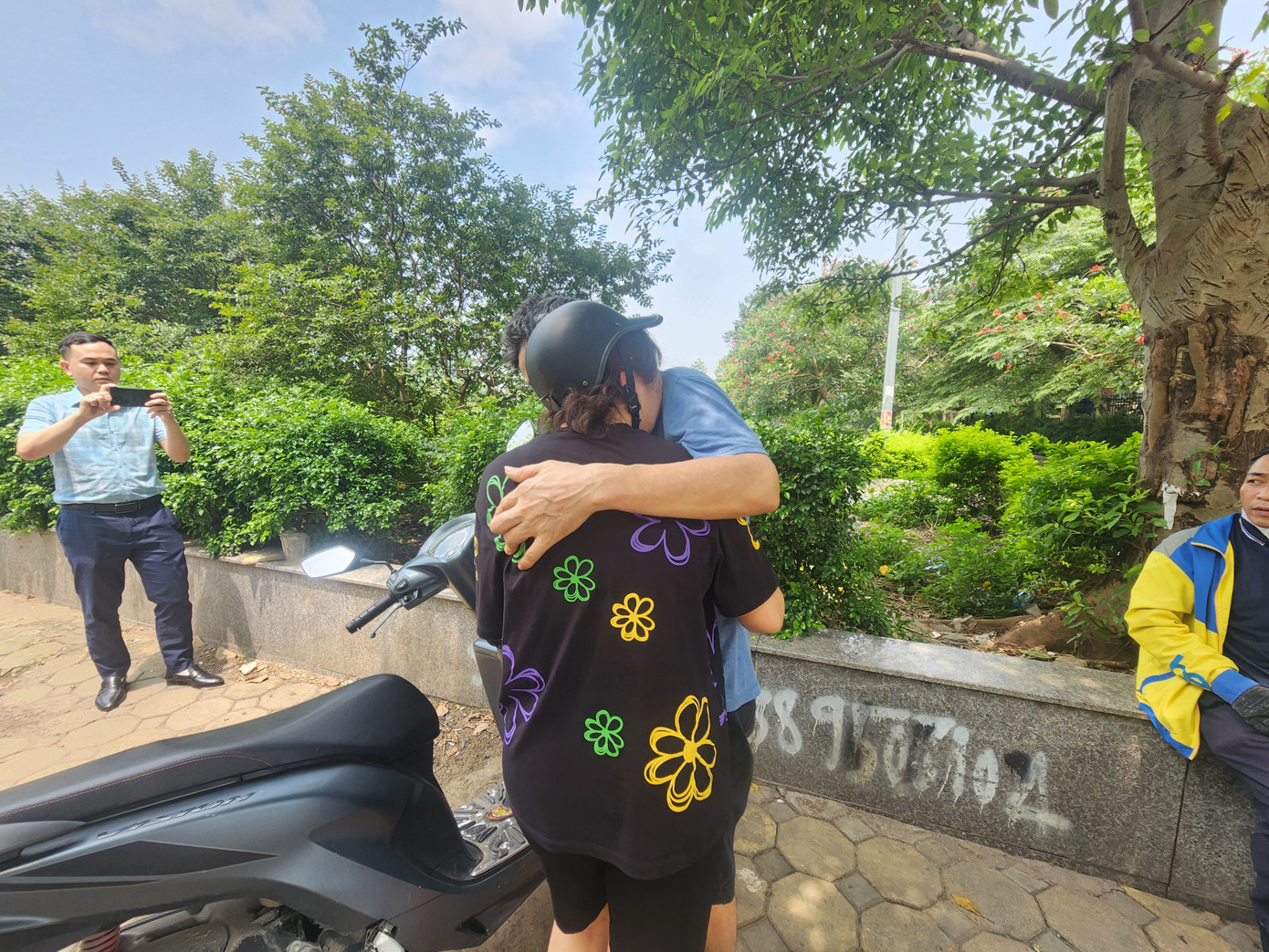 Người nhà đau đớn khi thấy thông tin thân nhân mình đã tử vong Người nhà đau đớn khi thấy thông tin thân nhân mình đã tử vong