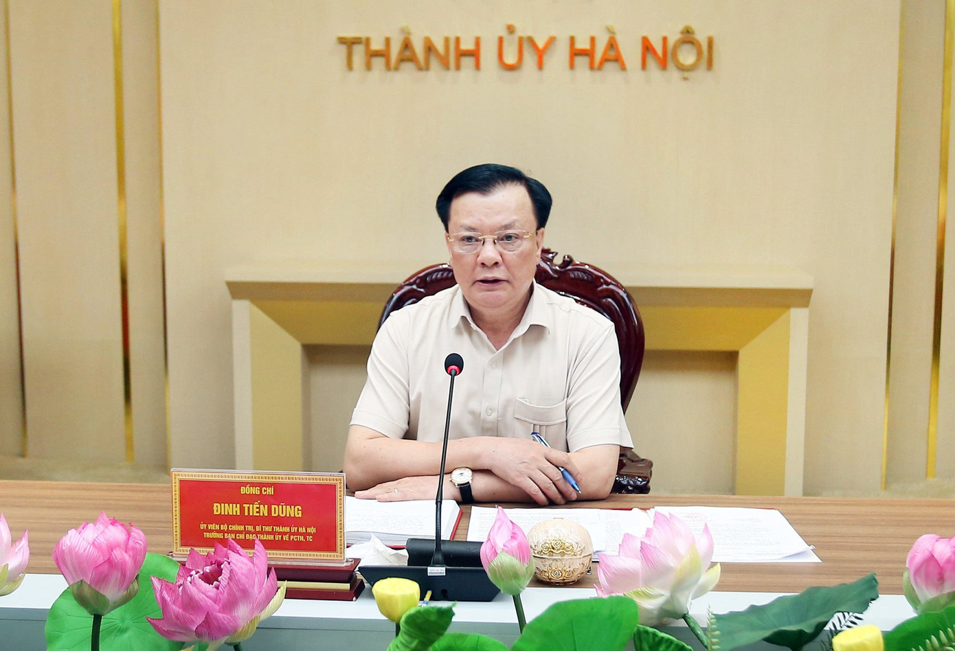 Bí thư Thành ủy Hà Nội Đinh Tiến Dũng chủ trì phiên họp. Bí thư Thành ủy Hà Nội Đinh Tiến Dũng chủ trì phiên họp.