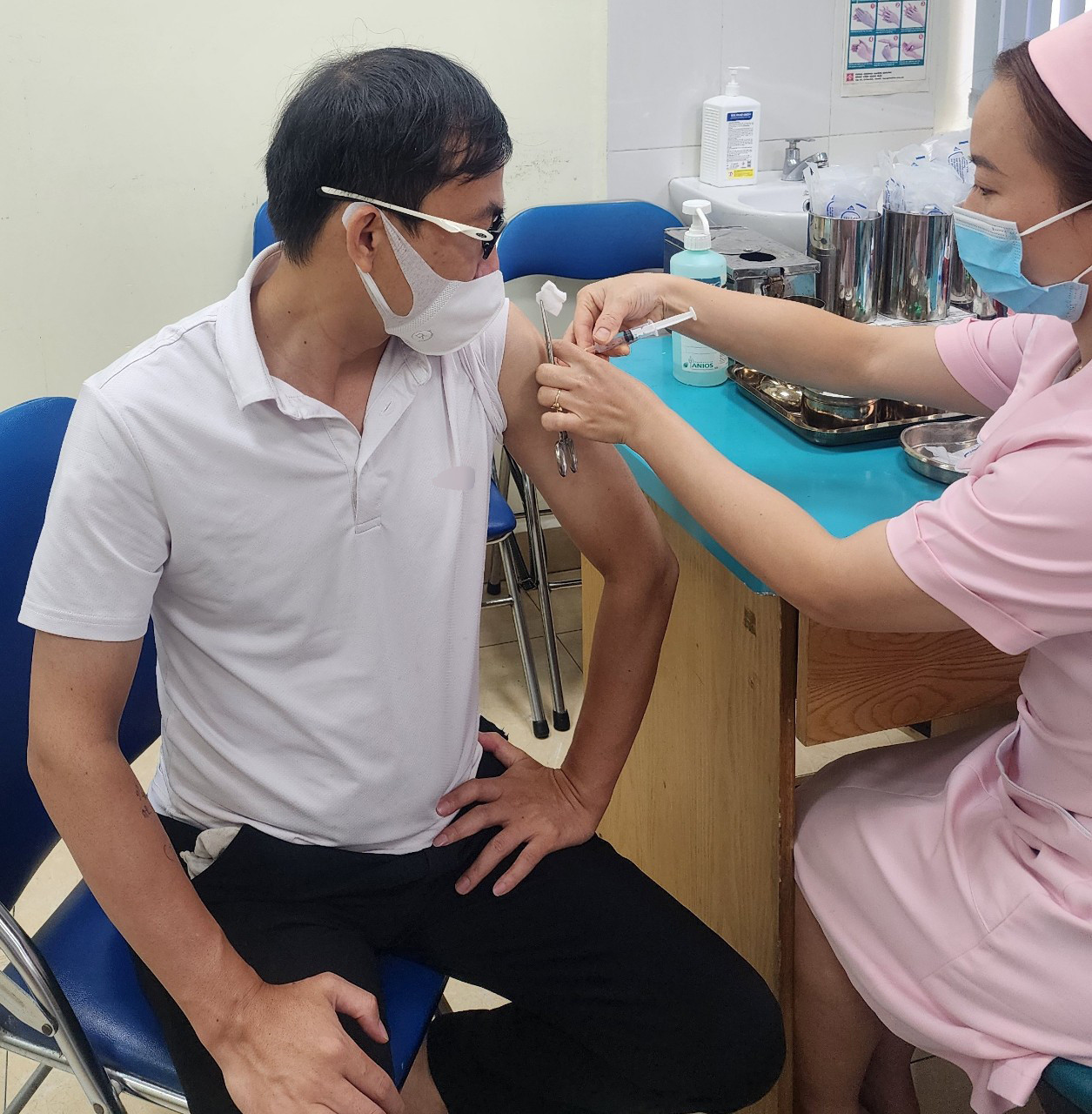 Người dân tiêm huyết thanh và vắc xin phòng bệnh dại tại Viện Vệ sinh dịch tễ Trung ương