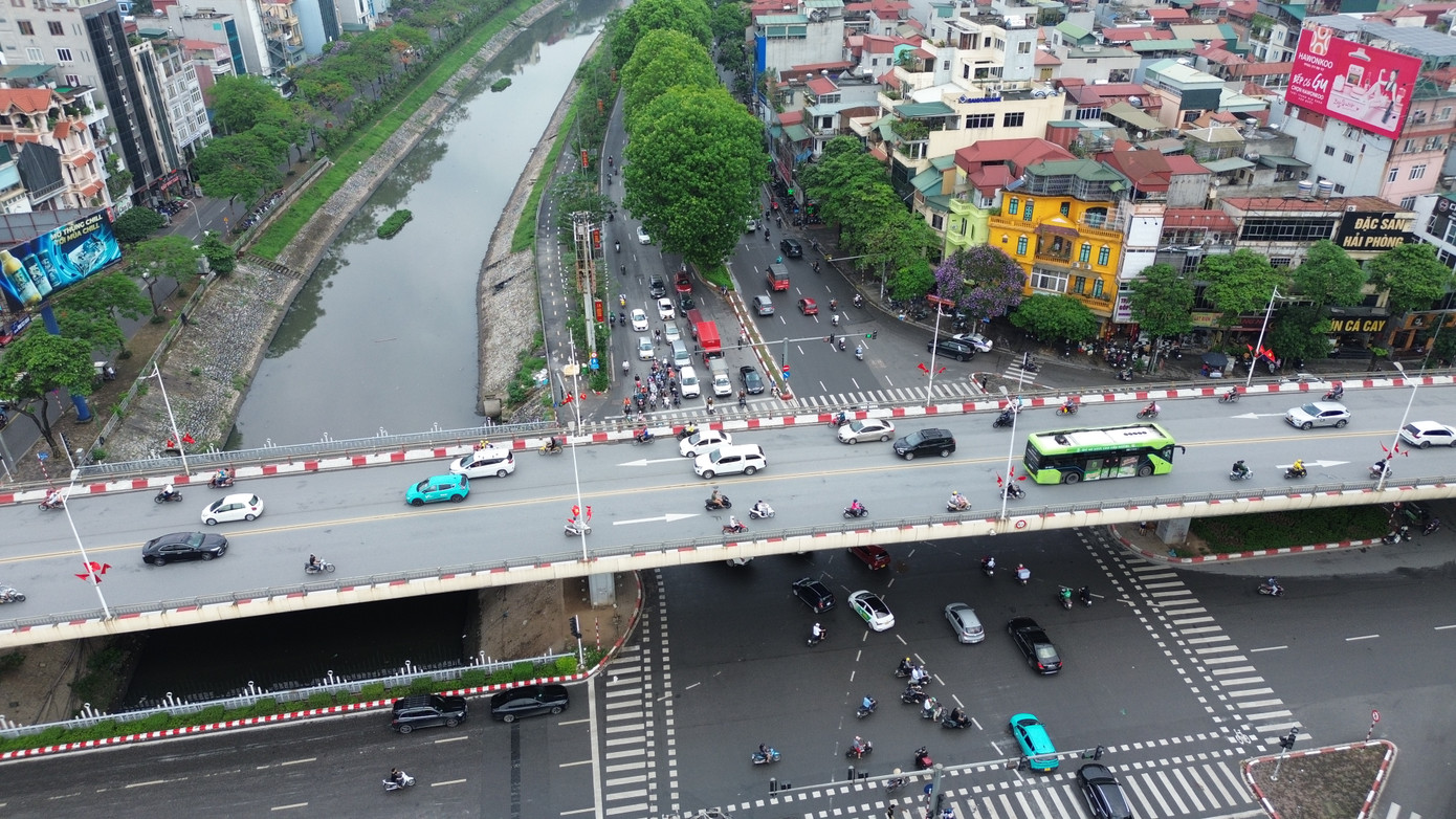 Cầu vượt nối đường Trần Duy Hưng- Nguyễn Chí Thanh đi qua đường Láng. Cầu vượt nối đường Trần Duy Hưng- Nguyễn Chí Thanh đi qua đường Láng.