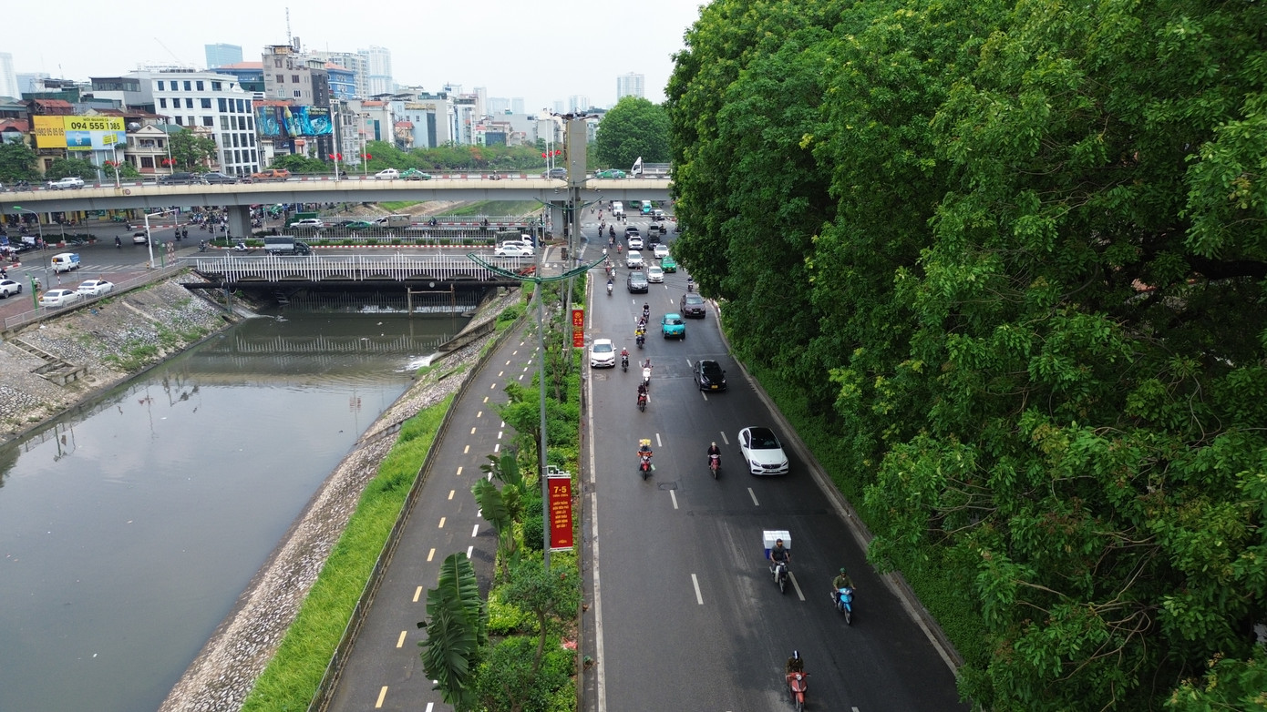 Các phương tiện giao thông di chuyển theo hướng Cầu Giấy - Ngã Tư Sở. Các phương tiện giao thông di chuyển theo hướng Cầu Giấy - Ngã Tư Sở.