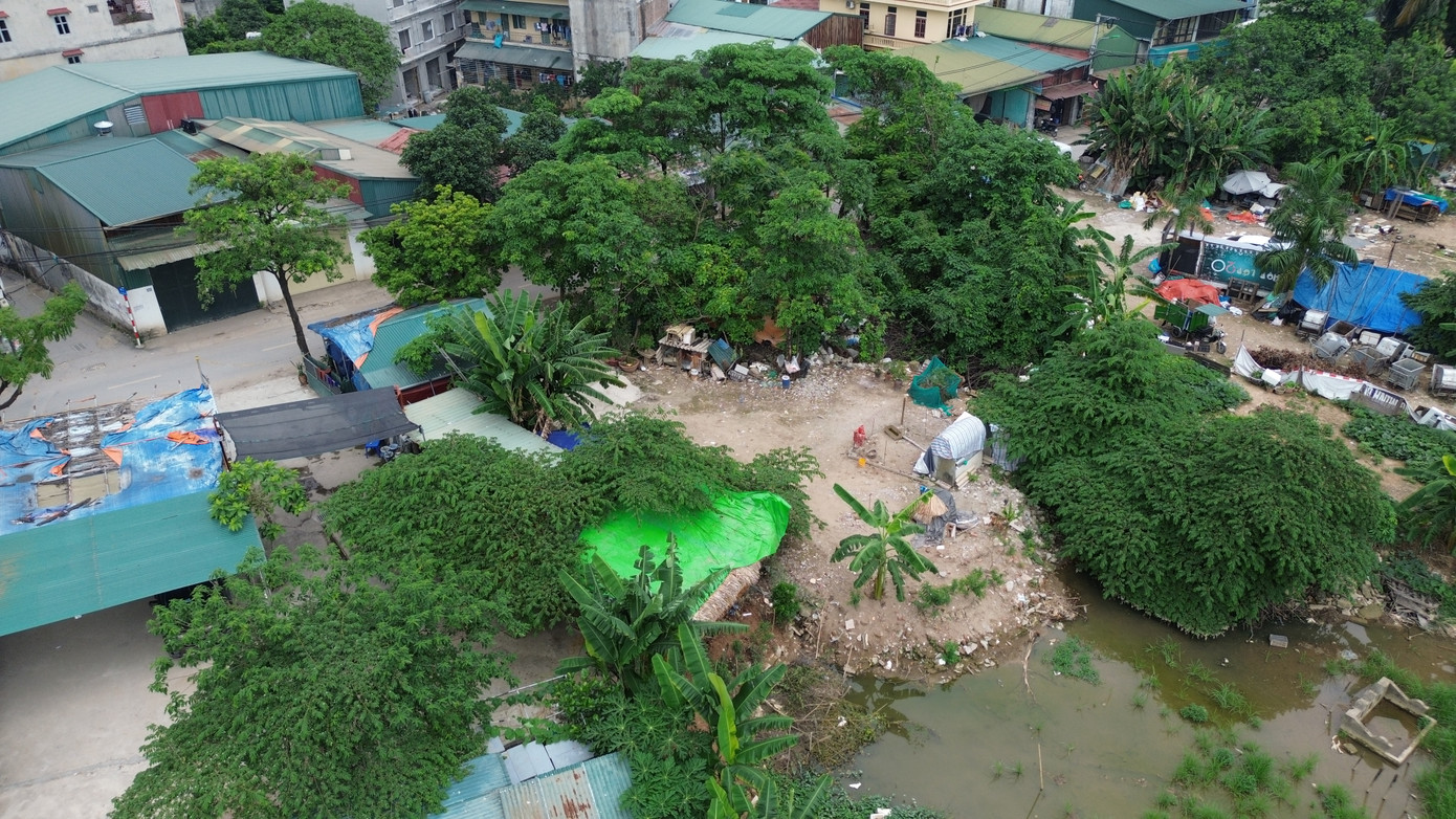 Một điểm đổ trạc thải tại đường Quang Tiến đã được người dân san gạt. Một điểm đổ trạc thải tại đường Quang Tiến đã được người dân san gạt.