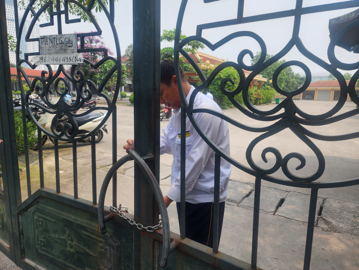 Lực lượng Nhà tang lễ kiểm soát chặt người ra vào Lực lượng Nhà tang lễ kiểm soát chặt người ra vào