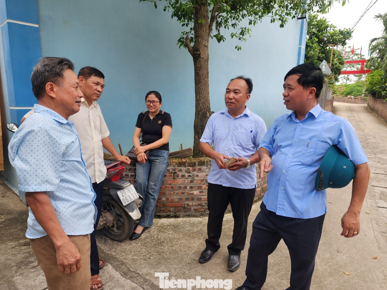 Trong sáng 21/5, Đoàn công tác của UBND huyện Ba Vì cũng đã lên khu vực sạt lở khảo sát để tham mưu phương án xử lý phù hợp. Trước tình trạng khai thác cát gây sạt lở bờ sông, lún nứt nhà dân, UBND thành phố Hà Nội cho biết sẽ gửi văn bản đề nghị UBND tỉnh Phú Thọ có biện pháp quản lý nhà nước về hoạt động khai thác cát trên địa bàn. Đồng thời, phối hợp chặt chẽ với UBND thành phố Hà Nội để đảm bảo an ninh trật tự, phòng chống thiên tai, ngăn chặn xử lý dứt điểm vi phạm trong khu vực. Trong sáng 21/5, Đoàn công tác của UBND huyện Ba Vì cũng đã lên khu vực sạt lở khảo sát để tham mưu phương án xử lý phù hợp. Trước tình trạng khai thác cát gây sạt lở bờ sông, lún nứt nhà dân, UBND thành phố Hà Nội cho biết sẽ gửi văn bản đề nghị UBND tỉnh Phú Thọ có biện pháp quản lý nhà nước về hoạt động khai thác cát trên địa bàn. Đồng thời, phối hợp chặt chẽ với UBND thành phố Hà Nội để đảm bảo an ninh trật tự, phòng chống thiên tai, ngăn chặn xử lý dứt điểm vi phạm trong khu vực.