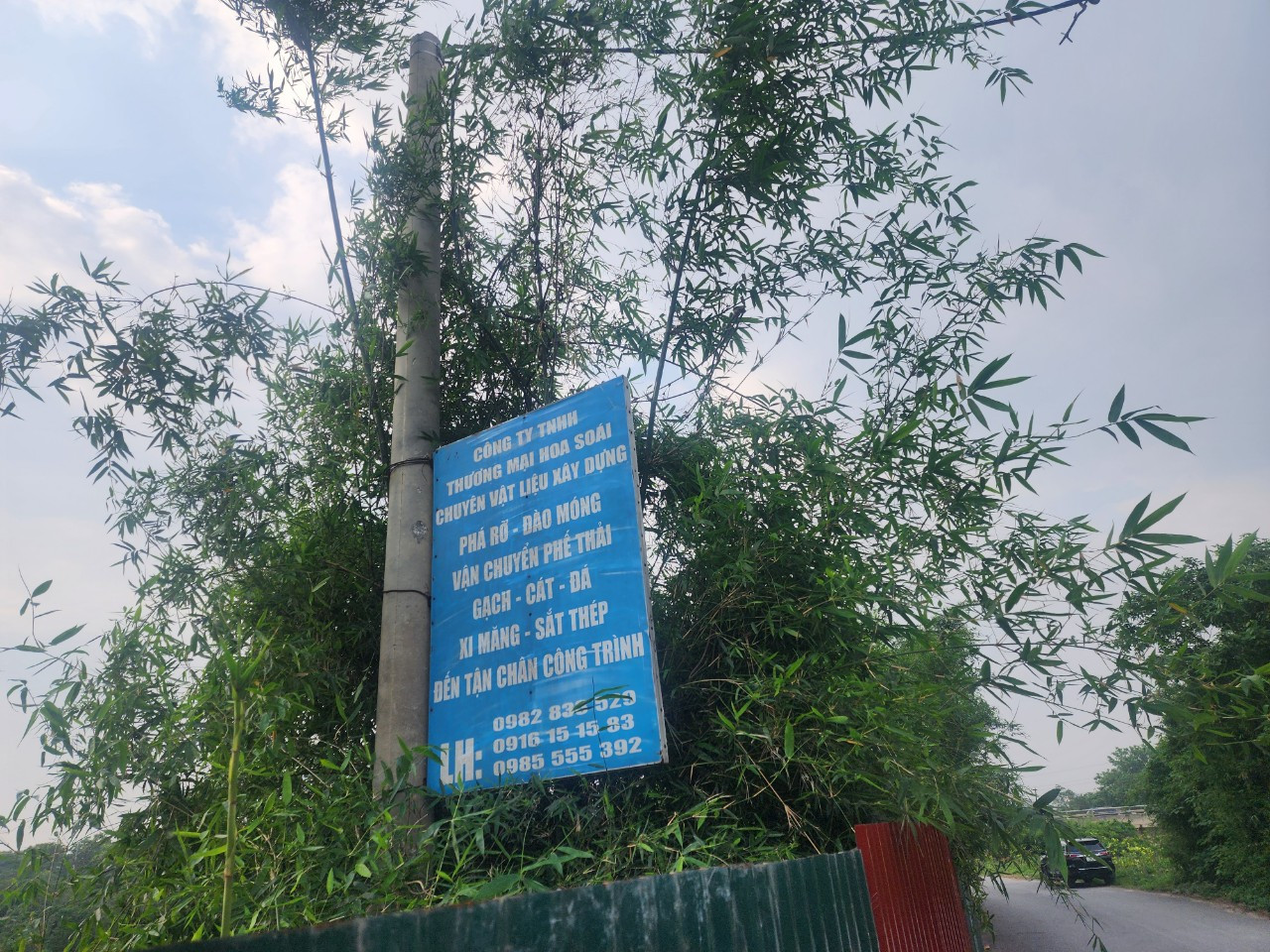 Một tấm biển quảng cáo của doanh nghiệp chuyên về phá dỡ, vận chuyển phế thải tại khu vực đường gom sông Nhuệ. Một tấm biển quảng cáo của doanh nghiệp chuyên về phá dỡ, vận chuyển phế thải tại khu vực đường gom sông Nhuệ.