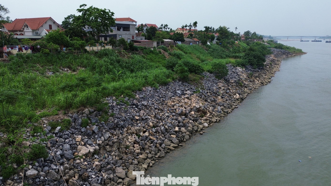 UBND xã Phong Vân cho biết do hoạt động khai thác cát, khu vực bờ mái kè ven xóm Bãi vừa được hoàn thành năm 2021 với kinh phí khoảng 80 tỷ đồng đã bị sạt lở. UBND xã Phong Vân cho biết do hoạt động khai thác cát, khu vực bờ mái kè ven xóm Bãi vừa được hoàn thành năm 2021 với kinh phí khoảng 80 tỷ đồng đã bị sạt lở.