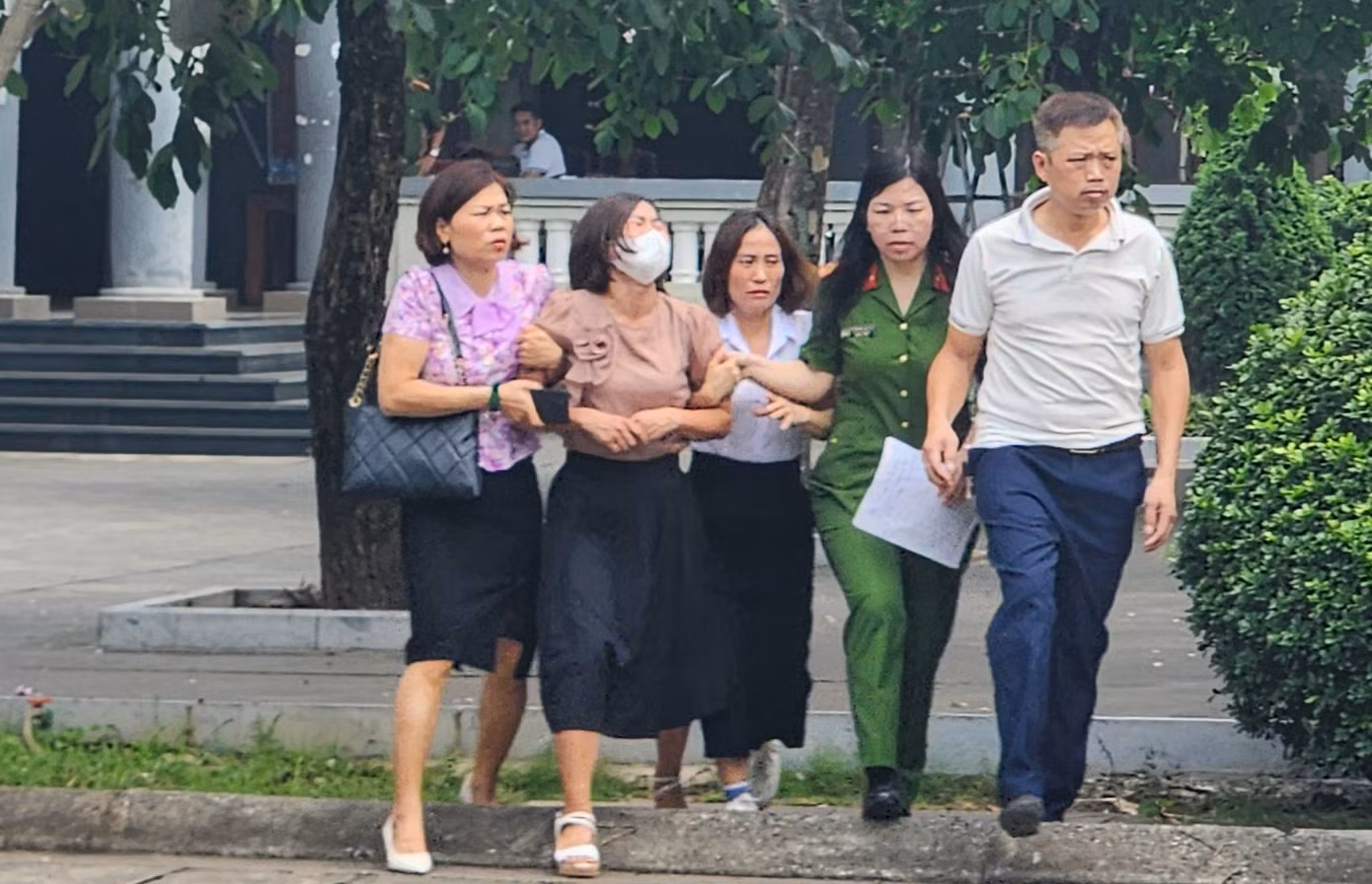 Một người nhà khóc ngất khi xác định được thi thể người thân