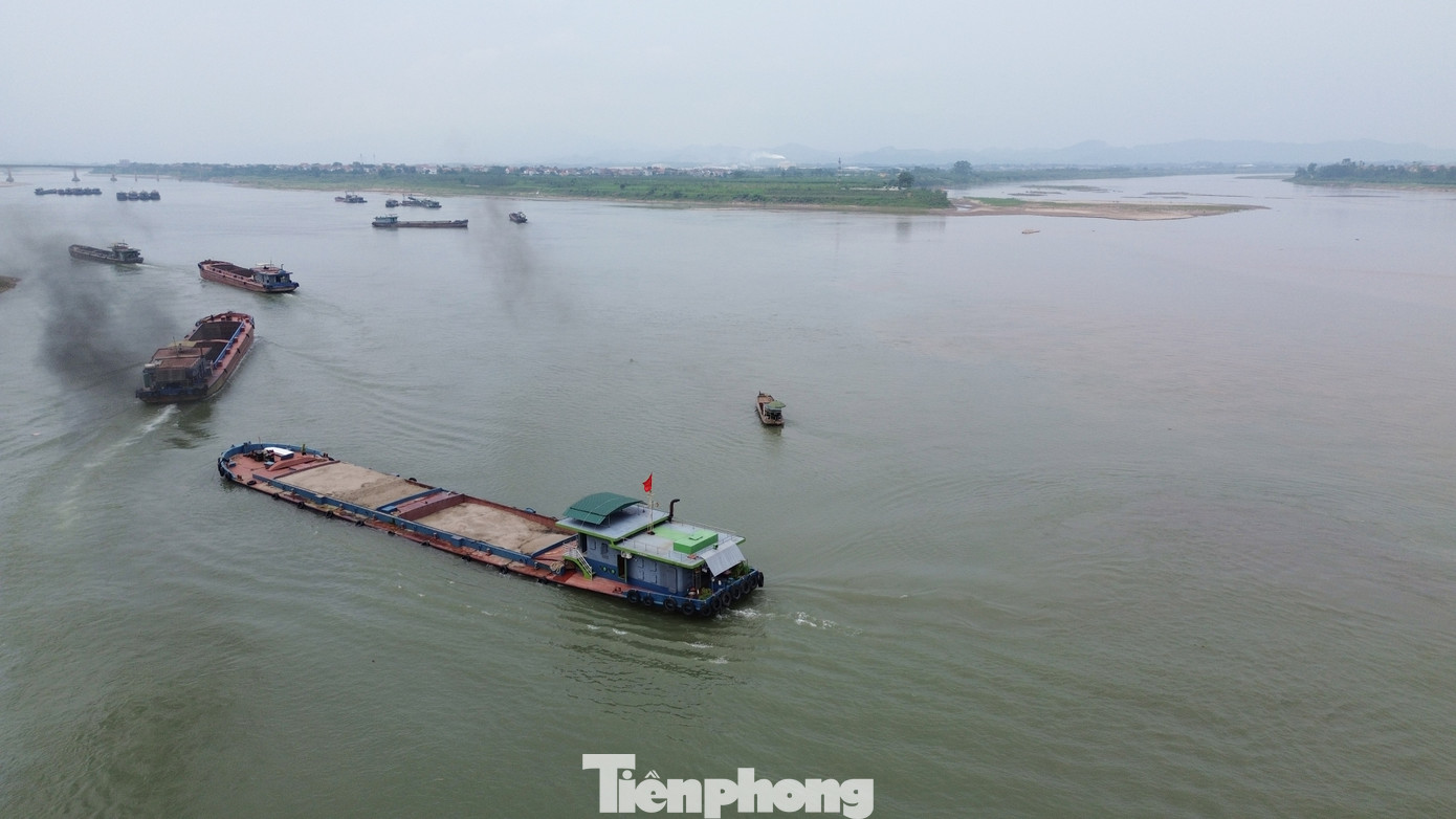 Ngày 15/5, UBND huyện Ba Vì đã có báo cáo gửi UBND TP. Hà Nội về tình hình khai thác cát thuộc địa phận tỉnh Phú Thọ khu vực giáp ranh huyện Ba Vì gây sạt lở bờ sông. Trong đó, nhiều gia đình ven sông có biểu hiện lún, nứt. Theo ghi nhận sáng 21/5, tại khu vực giáp ranh xã Phong Vân (huyện Ba Vì) và khu vực thuộc tỉnh Phú Thọ có rất nhiều tàu thuyền đang hút cát. Ngày 15/5, UBND huyện Ba Vì đã có báo cáo gửi UBND TP. Hà Nội về tình hình khai thác cát thuộc địa phận tỉnh Phú Thọ khu vực giáp ranh huyện Ba Vì gây sạt lở bờ sông. Trong đó, nhiều gia đình ven sông có biểu hiện lún, nứt. Theo ghi nhận sáng 21/5, tại khu vực giáp ranh xã Phong Vân (huyện Ba Vì) và khu vực thuộc tỉnh Phú Thọ có rất nhiều tàu thuyền đang hút cát.