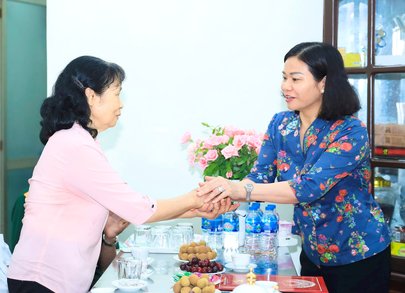 Phó Bí thư Thường trực Thành ủy Nguyễn Thị Tuyến thăm hỏi, động viên gia đình bà Đặng Thị Hưng, con gái liệt sĩ Đặng Văn Thuần.