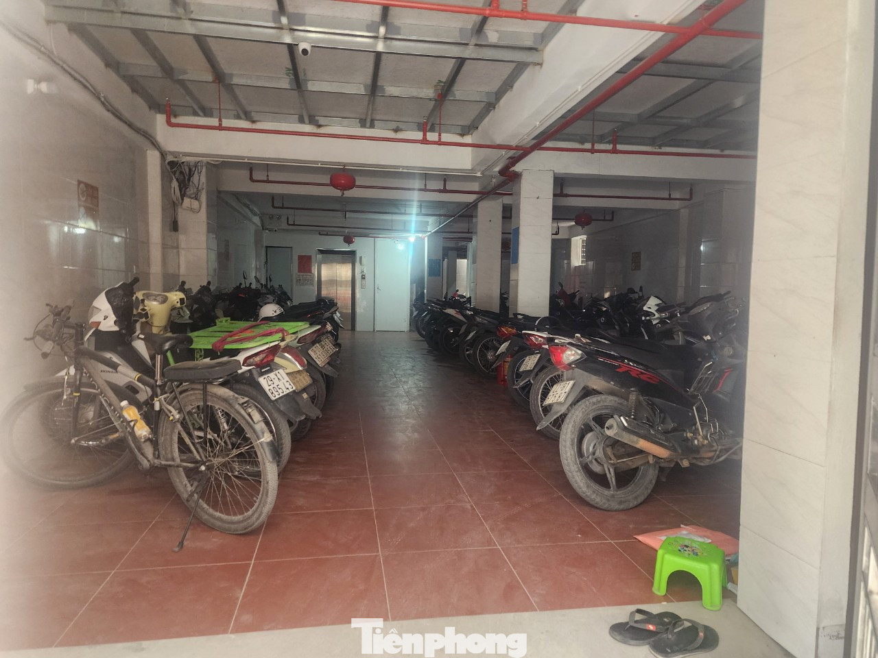 Được biết, tòa nhà có trên 70 phòng. Trong đó, tầng 1 của tòa nhà là bãi để xe của những người thuê trọ.