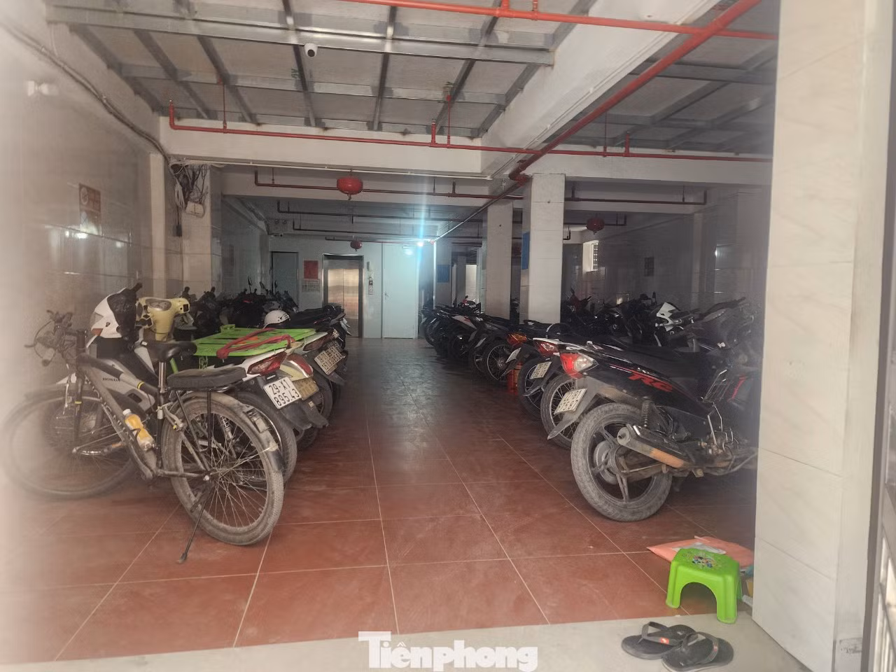 Được biết, tòa nhà có trên 70 phòng. Trong đó, tầng 1 của tòa nhà là bãi để xe của những người thuê trọ.