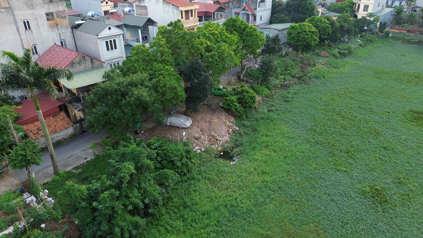 Tương tự, một hộ gia đình đã đổ trạc thải ven sông rồi san gạt làm chỗ đỗ xe. UBND phường Đại Mỗ đã xuống kiểm tra và xử lý. Tương tự, một hộ gia đình đã đổ trạc thải ven sông rồi san gạt làm chỗ đỗ xe. UBND phường Đại Mỗ đã xuống kiểm tra và xử lý.