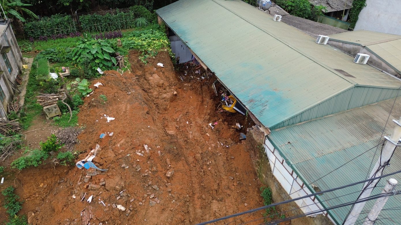 Trước đây, phía sau nhà có một cái máng nước để đưa nước từ mái chảy ra ngoài đường. Tuy nhiên, gần đây máng nước hỏng chủ nhà chưa sửa được. Vì thế, nước từ mái đổ thẳng xuống đất gây xói mòn rồi sạt lở. Trước đây, phía sau nhà có một cái máng nước để đưa nước từ mái chảy ra ngoài đường. Tuy nhiên, gần đây máng nước hỏng chủ nhà chưa sửa được. Vì thế, nước từ mái đổ thẳng xuống đất gây xói mòn rồi sạt lở.