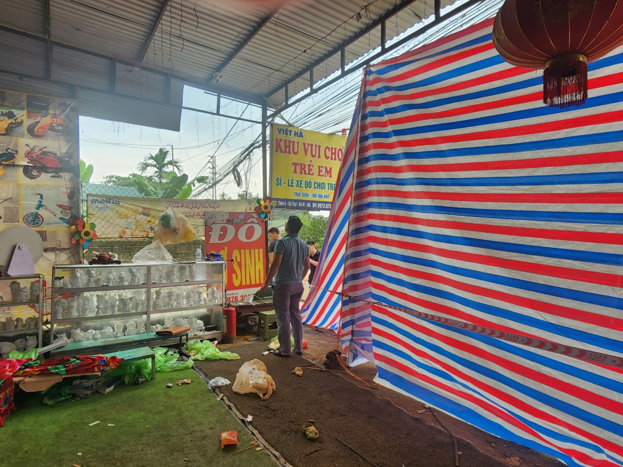 Lực lượng chức năng che bạt để ngăn người dân hiếu kỳ.