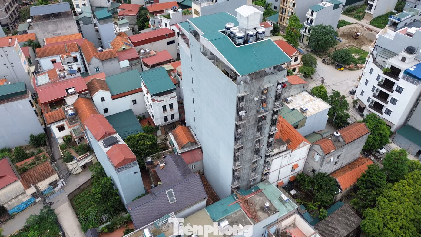Công trình có chiều cao nổi trội so với các căn nhà trên cùng khu vực.