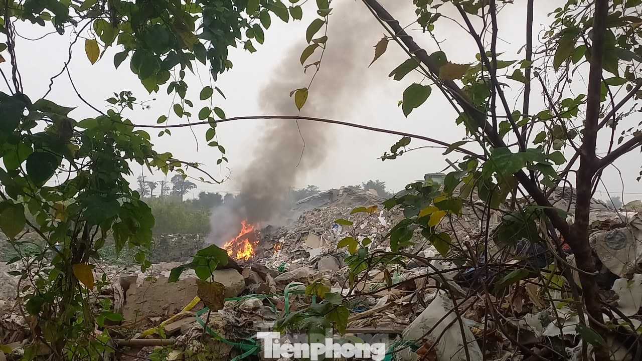 Đốt bãi chất thải ở huyện Gia Lâm, Hà Nội.