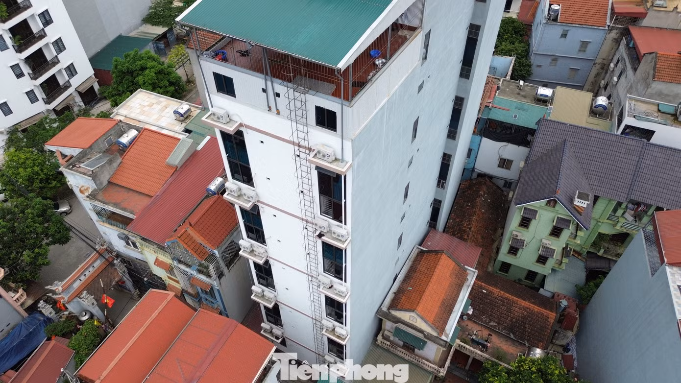 Bên ngoài tòa nhà cũng đã được lắp đặt thang thoát hiểm thứ hai. Tuy nhiên, với chiều cao và cách lắp thang như trên, khi xảy ra hỏa hoạn, người dân có đủ can đảm để trèo thang thoát hiểm này không.