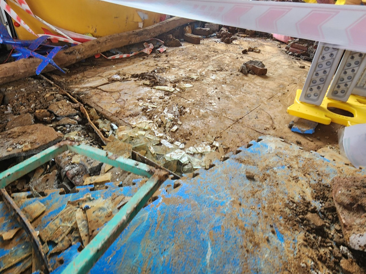 Kính vỡ trong khu vui chơi vương vãi khắp nơi.