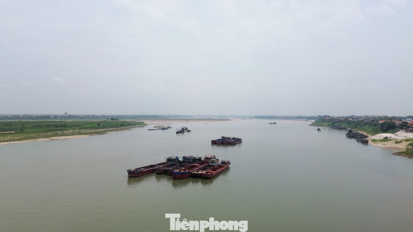 Theo UBND xã Phong Vân (huyện Ba Vì), tình trạng khai thác cát trên địa bàn tỉnh Phú Thọ gây sạt lở bờ sông trên địa bàn xã kéo dài từ nhiều năm qua. Tuy nhiên, từ cuối năm 2023 đến nay, đã xảy ra tình trạng nứt, lún nhà dân tại khu vực thôn Vân Nội. Theo UBND xã Phong Vân (huyện Ba Vì), tình trạng khai thác cát trên địa bàn tỉnh Phú Thọ gây sạt lở bờ sông trên địa bàn xã kéo dài từ nhiều năm qua. Tuy nhiên, từ cuối năm 2023 đến nay, đã xảy ra tình trạng nứt, lún nhà dân tại khu vực thôn Vân Nội.