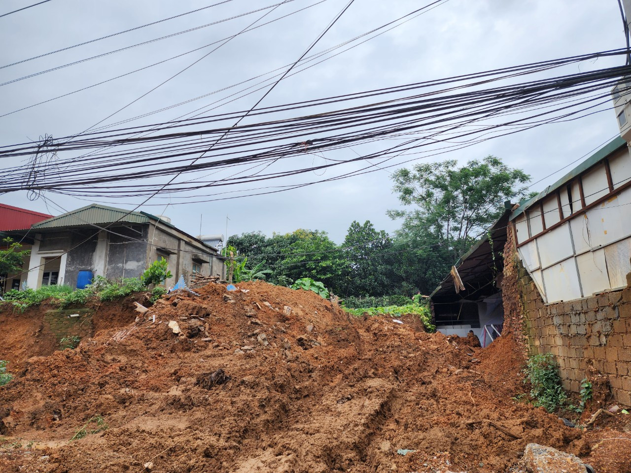 Theo quan sát của PV, phía sau khu vui chơi là một ta luy đất. Tuy nhiên, bức tường được làm từ gạch đã được xây dựng nhiều năm. Theo quan sát của PV, phía sau khu vui chơi là một ta luy đất. Tuy nhiên, bức tường được làm từ gạch đã được xây dựng nhiều năm.