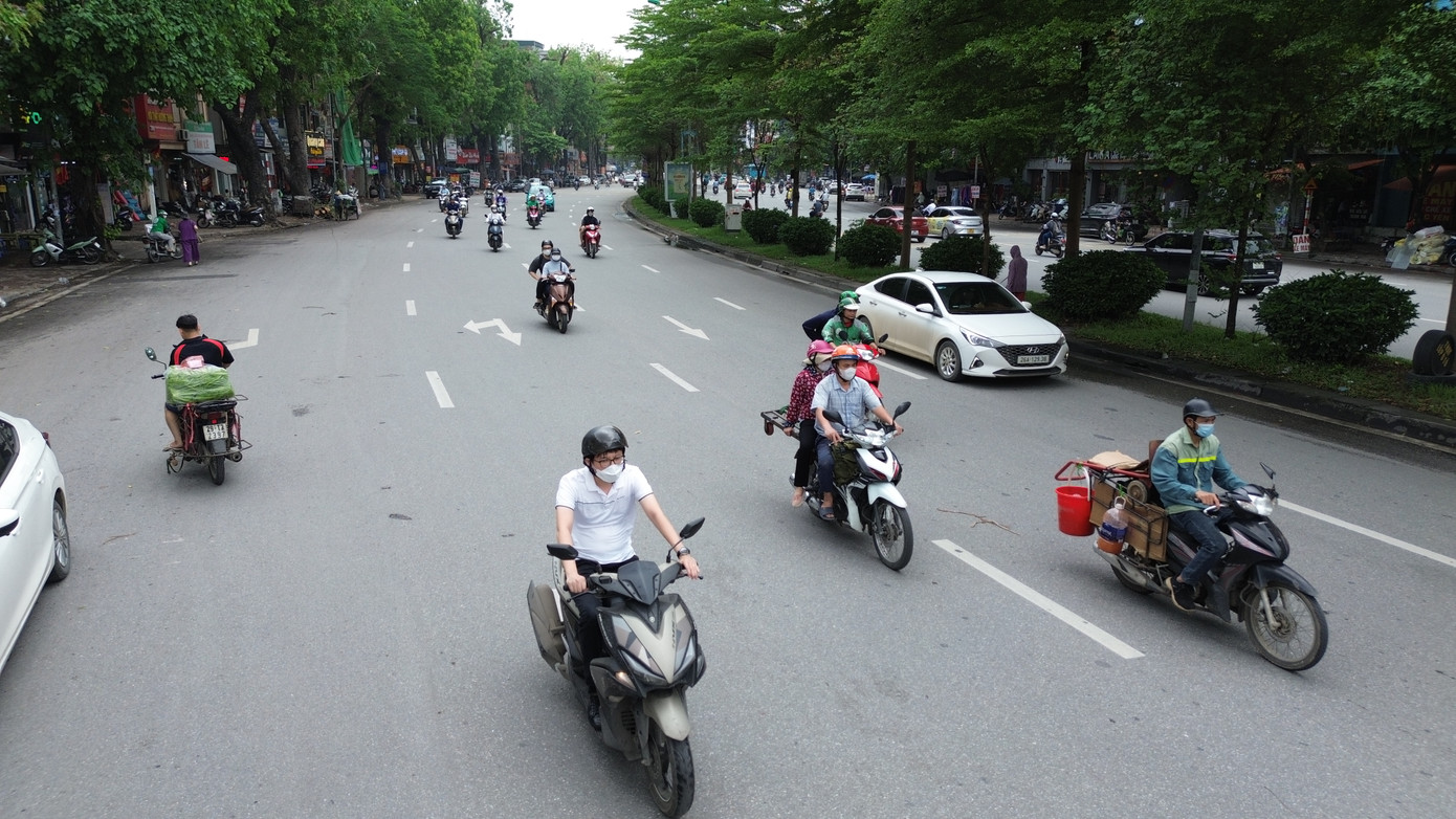 Người dân tham gia giao thông trên đường Láng. Người dân tham gia giao thông trên đường Láng.