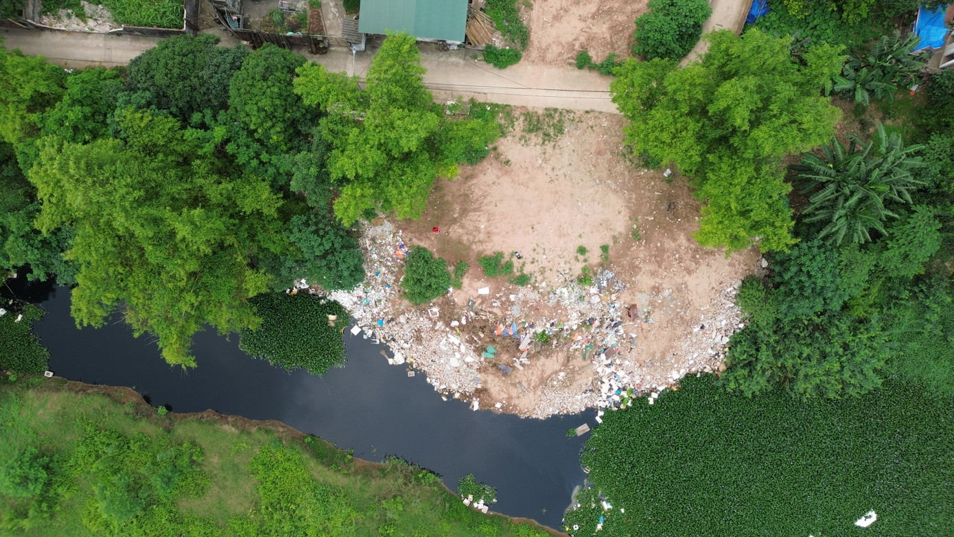 Bãi trạc thải trên địa bàn xã Vân Côn rộng hàng nghìn mét, cao 5-6 m, tràn xuống sông Đáy.