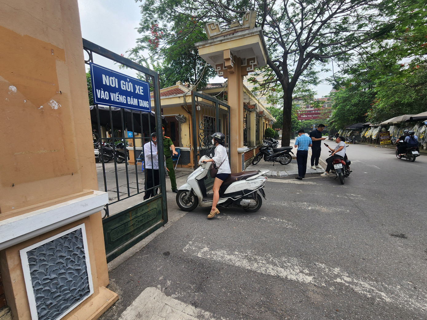 Người thân các nạn nhân đến làm thủ tục theo quy định Người thân các nạn nhân đến làm thủ tục theo quy định