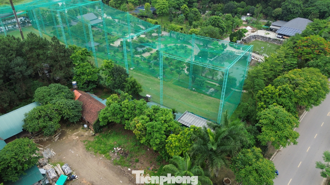 Đến năm 2023, chủ đầu tư lại dựng thêm khung sắt, lưới để làm sân tập golf. Sau khi tiếp nhận thông tin từ báo Tiền Phong, giữa tháng 5/2024, UBND xã đã làm việc với ông Nguyễn Đình Anh. Chủ đầu tư cam kết sẽ tháo dỡ khung sắt, lưới quây sân tập golf và nhà chòi.