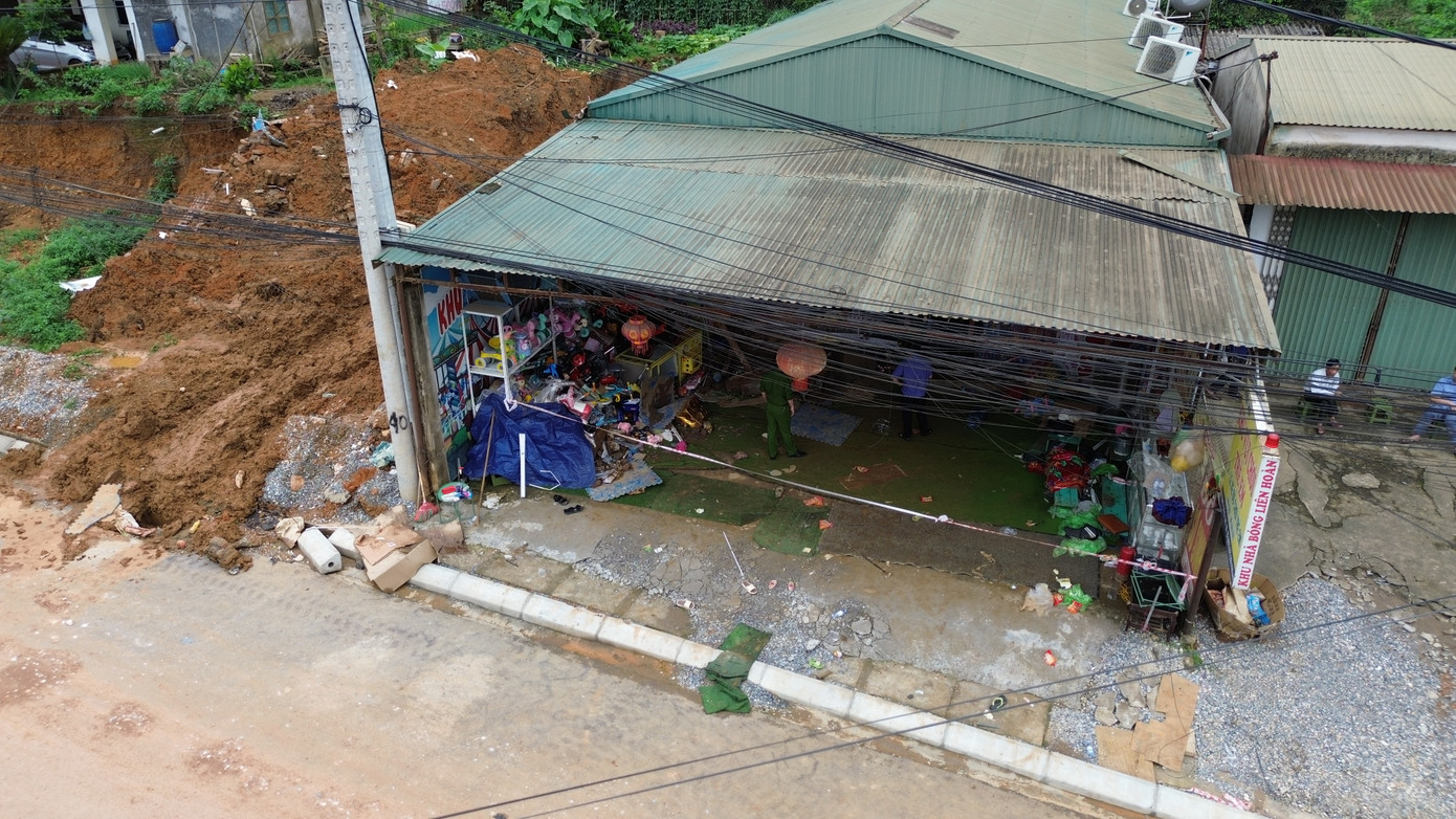 Tại thời điểm xảy ra vụ tai nạn có 7 cháu bé ở trong nhà. Tuy nhiên, có 4 cháu bé chơi ở khu vui chơi, 3 cháu bé chơi bên ngoài. Vì thế, khi xảy ra sạt lở, có 4 cháu bị ảnh hưởng trong đó 1 bé chỉ bị xây xát nhẹ, được gia đình đưa đi bệnh viện. Tại thời điểm xảy ra vụ tai nạn có 7 cháu bé ở trong nhà. Tuy nhiên, có 4 cháu bé chơi ở khu vui chơi, 3 cháu bé chơi bên ngoài. Vì thế, khi xảy ra sạt lở, có 4 cháu bị ảnh hưởng trong đó 1 bé chỉ bị xây xát nhẹ, được gia đình đưa đi bệnh viện.