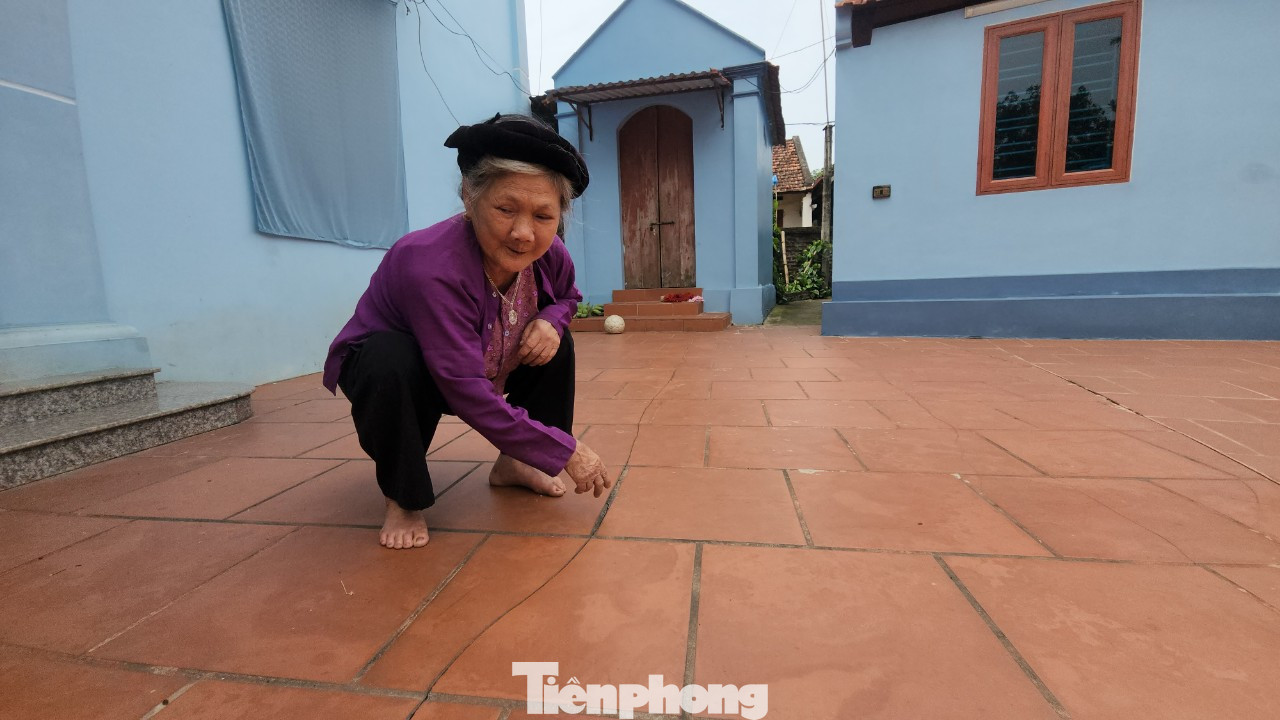 Phòng Kinh tế huyện Ba Vì cho biết vết nứt kéo dài khoảng 900 m, kéo dài từ đầu xóm Bãi (thôn Vân Nội) đến cuối xóm Bãi. Phòng Kinh tế huyện Ba Vì cho biết vết nứt kéo dài khoảng 900 m, kéo dài từ đầu xóm Bãi (thôn Vân Nội) đến cuối xóm Bãi.