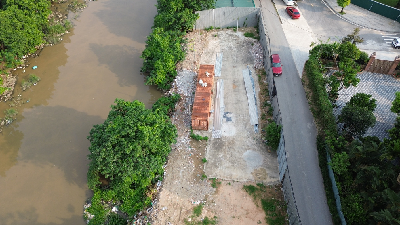 Khu vực ven sông Nhuệ, đoạn đường gom đi vào khu khu đô thị Vinhomes Green Villa cũng bị một số đối tượng đổ trạc thải, chất thải. Trong ảnh là một điểm đổ trạc thải đã được rào kín bằng tôn. Khu vực ven sông Nhuệ, đoạn đường gom đi vào khu khu đô thị Vinhomes Green Villa cũng bị một số đối tượng đổ trạc thải, chất thải. Trong ảnh là một điểm đổ trạc thải đã được rào kín bằng tôn.