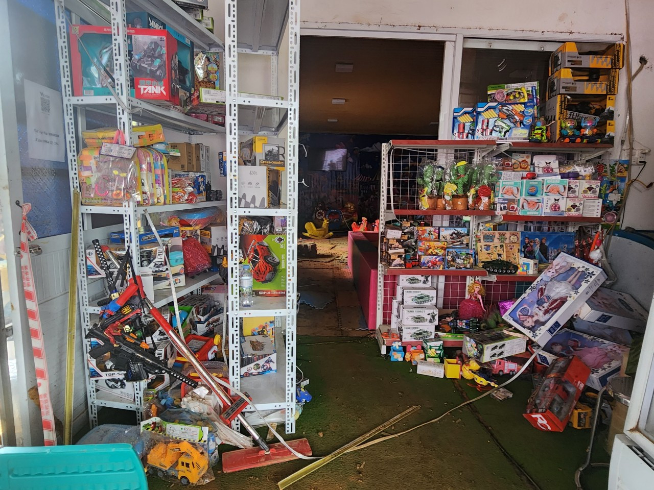 Hàng hóa bán trong cửa hàng.