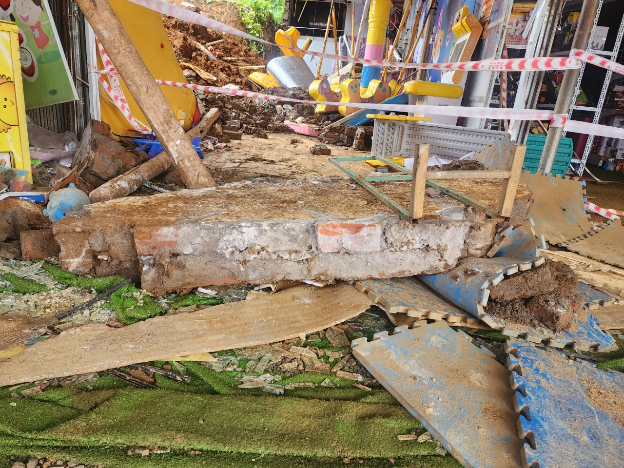 Tường căn nhà dày 22cm không có dầm chịu lực, được xây dựng đã hơn chục năm trước.