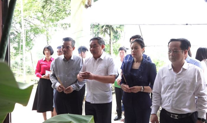 Phó Chủ tịch UBND TP. Hà Nội Nguyễn Hồng Sơn thắp hương các nạn nhân.