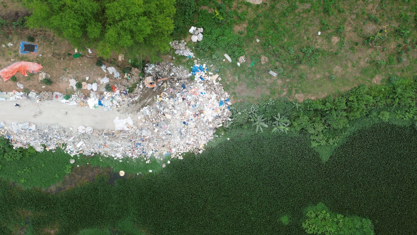 Tương tự, tại xã Cộng Hòa, huyện Quốc Oai người dân còn đổ trạc thải làm con đường dài đến 400 m, rộng 7-8 m nhưng chính quyền địa phương "không biết". Theo đó, con đường này nằm sát chân cầu 72 thuộc địa phận xã Cộng Hòa.