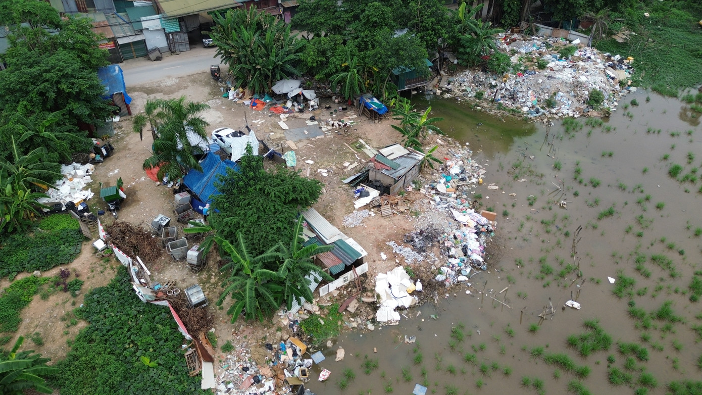 Từ Đại lộ Thăng Long đi vào đường Quang Tiến (phường Đại Mỗ) có nhiều điểm đổ trạc thải xây dựng, rác thải. Sau đó, người dân dựng nhà tạm để ở, kinh doanh. Ông Hùng cho biết, khu vực này là đất dự án. UBND phường đã hoàn thành giải phóng mặt bằng và bàn giao cho Ban Quản lý dự án. Do đó, Ban Quản lý dự án phải có trách nhiệm quản lý diện tích đất đã được UBND phường bàn giao. Từ Đại lộ Thăng Long đi vào đường Quang Tiến (phường Đại Mỗ) có nhiều điểm đổ trạc thải xây dựng, rác thải. Sau đó, người dân dựng nhà tạm để ở, kinh doanh. Ông Hùng cho biết, khu vực này là đất dự án. UBND phường đã hoàn thành giải phóng mặt bằng và bàn giao cho Ban Quản lý dự án. Do đó, Ban Quản lý dự án phải có trách nhiệm quản lý diện tích đất đã được UBND phường bàn giao.